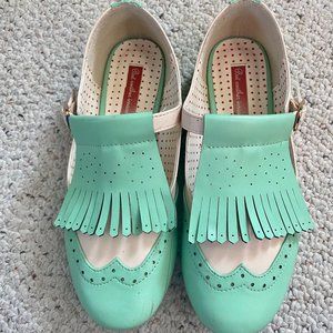 Modcloth Green and White Moccasin-Style Flats